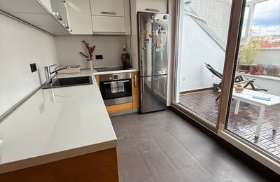 Alquiler de un apartamento dúplex de 3 habitaciones con vista a la ciudad, 90 m², Belgrado, Serbia